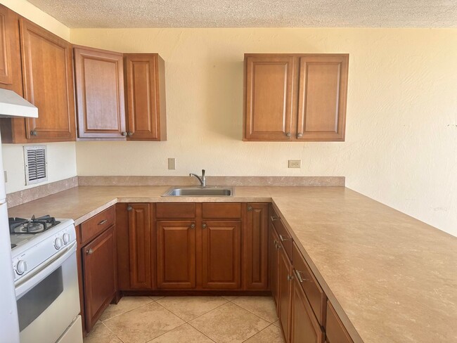 Building Photo - 1 Bedroom / 1 Bathroom Apartment at Puuone...
