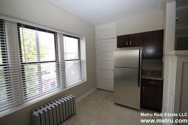 Building Photo - 805 W Cornelia Ave