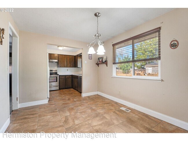 Building Photo - 3 br, 2 bath House - 935 E Gladys Ave