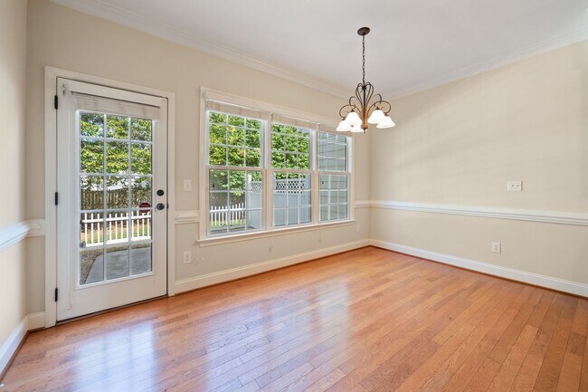 Foto del edificio - Great 4 Bedroom 2.5 Bathroom Townhome Loca...