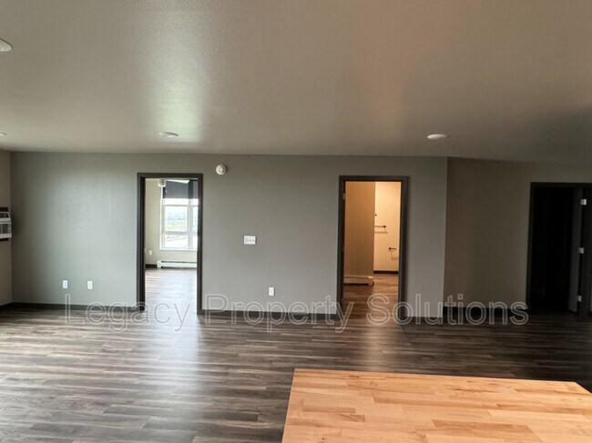 Building Photo - 220 E Greenfield Ln
