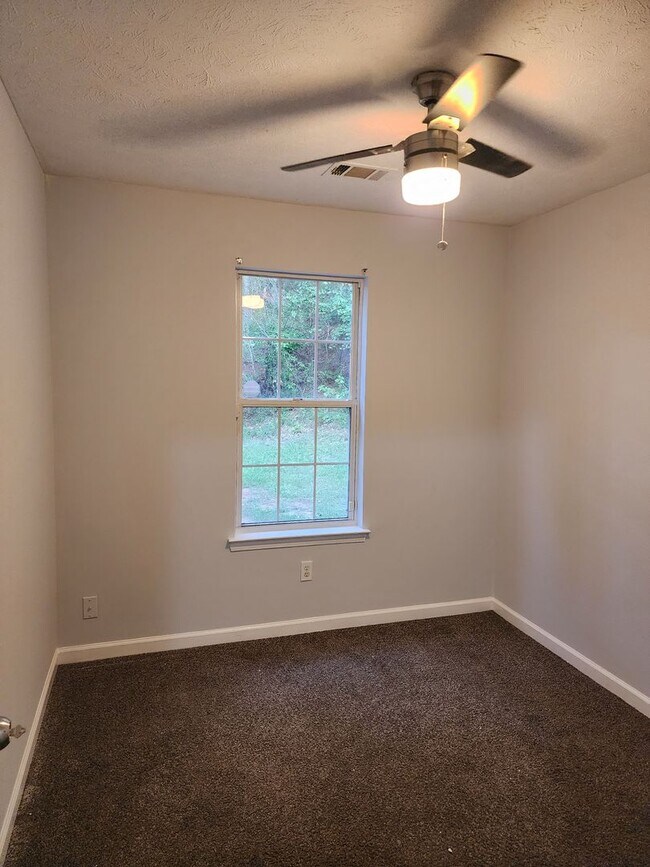 Building Photo - Amazing Move In Ready 4 Bedroom 2.5 Bath H...