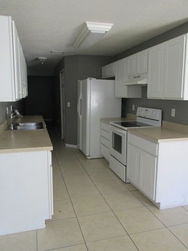 Building Photo - Spacious 3 bedroom 2 bath duplex