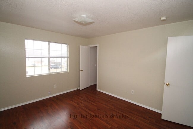 Building Photo - 4504 Jeff Scott Dr