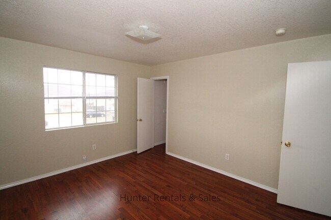 Foto del edificio - 4504 Jeff Scott Dr