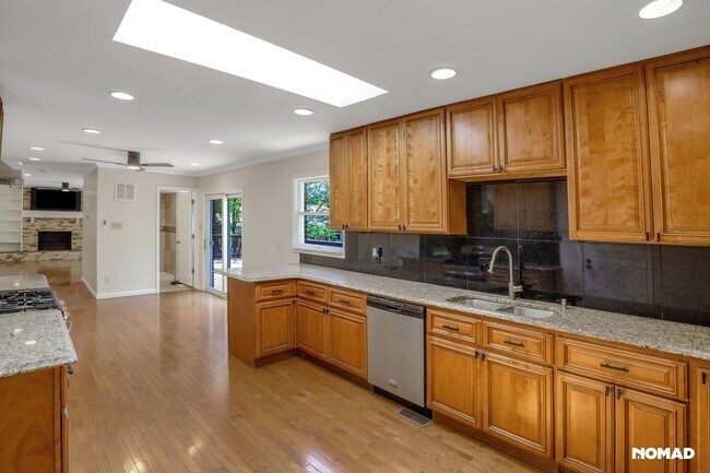 Foto del edificio - Spacious 4BR House in Town & Country, Ches...