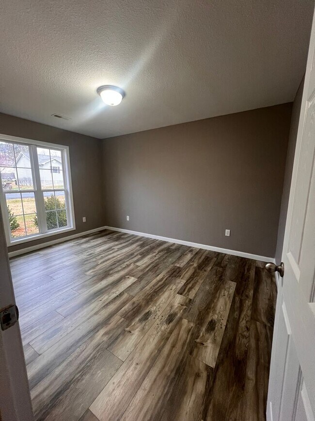 Foto del edificio - 310 Sunny Valley Ln