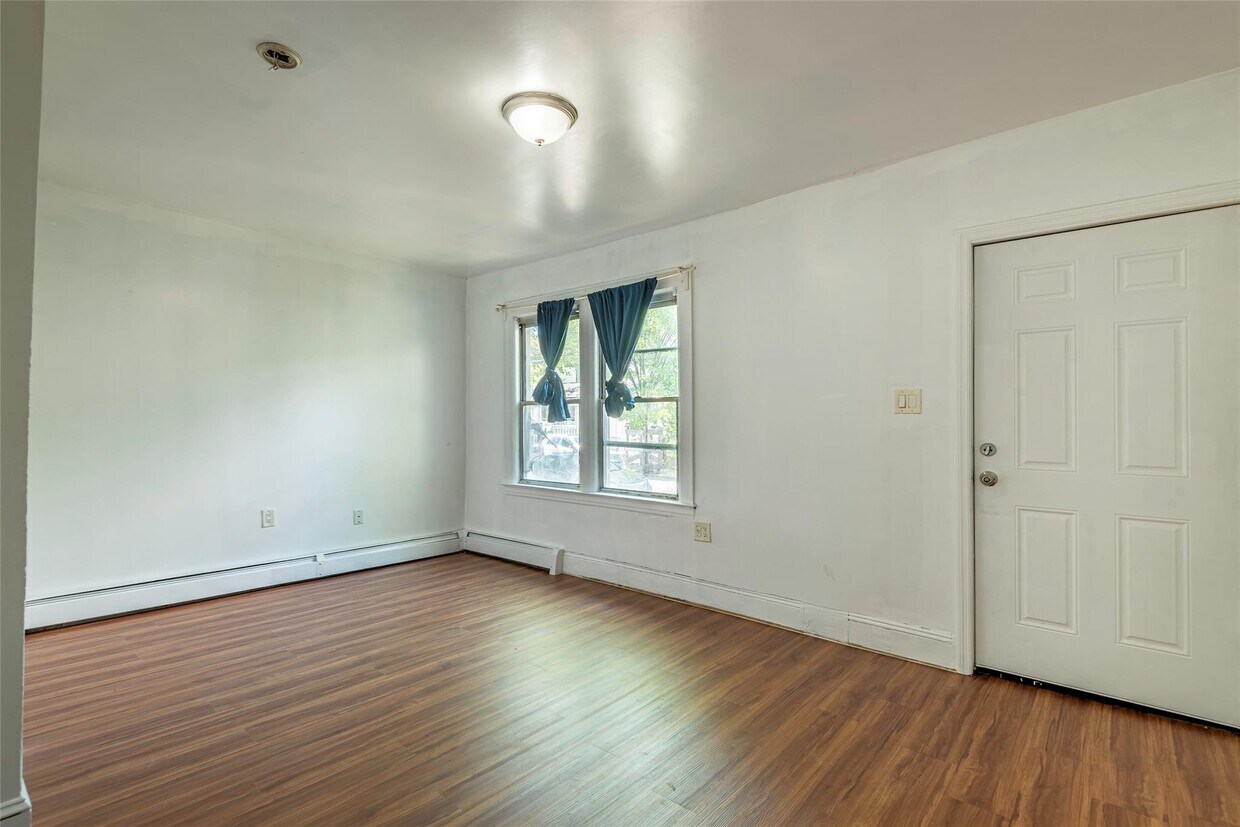 Foto principal - 90-13 181st St