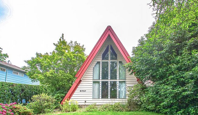 Foto del edificio - Charming A-Frame Retreat with Creekside Se...