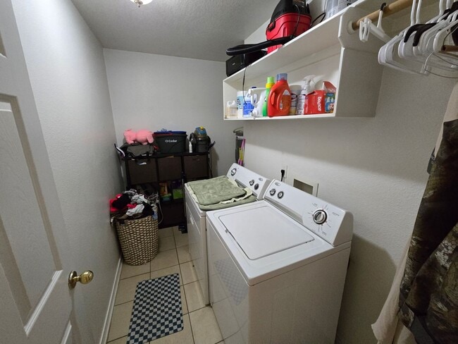 Building Photo - Bryan, West side - 3 bedroom / 2 bath duplex with fenced in yard.