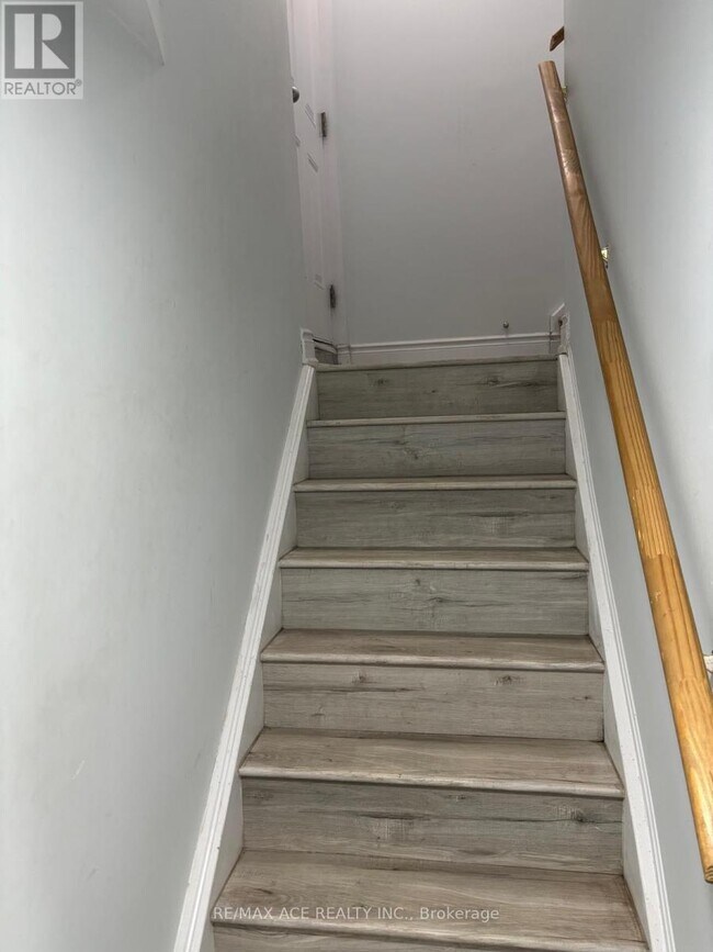 Building Photo - 406 Comiskey Crescent