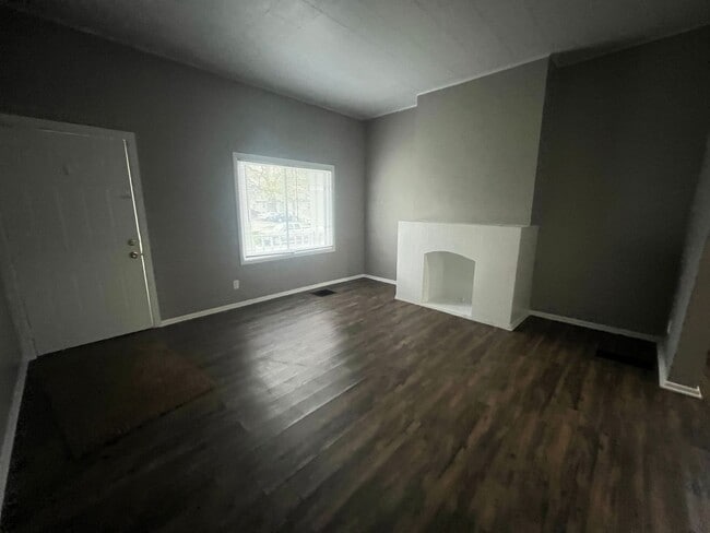 Building Photo - 117 E Dewald St