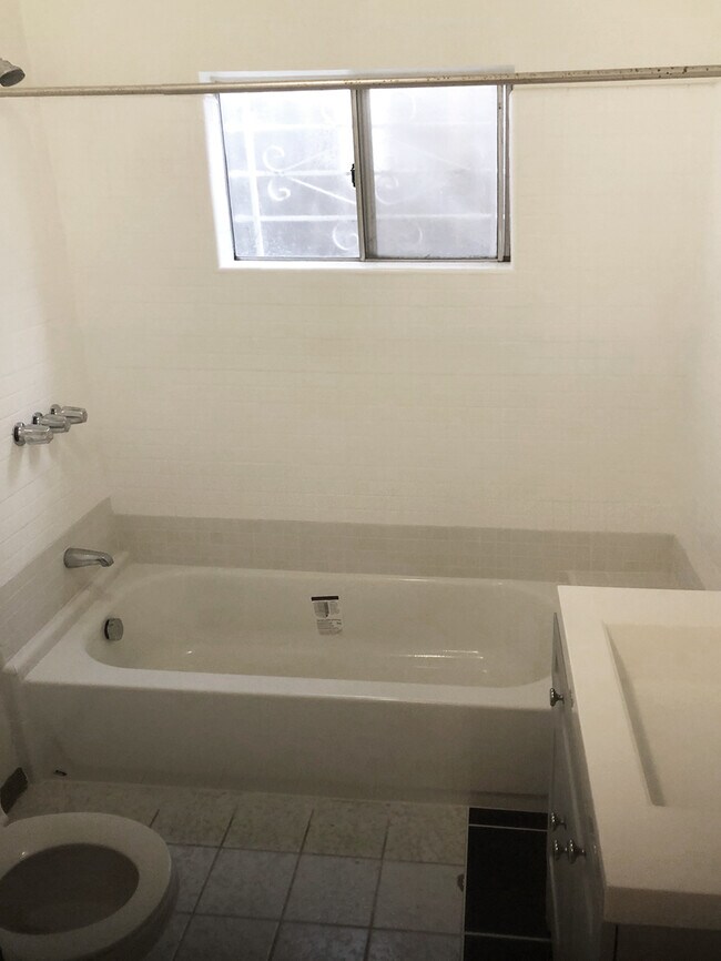 Foto del edificio - 1259 N Curson Ave