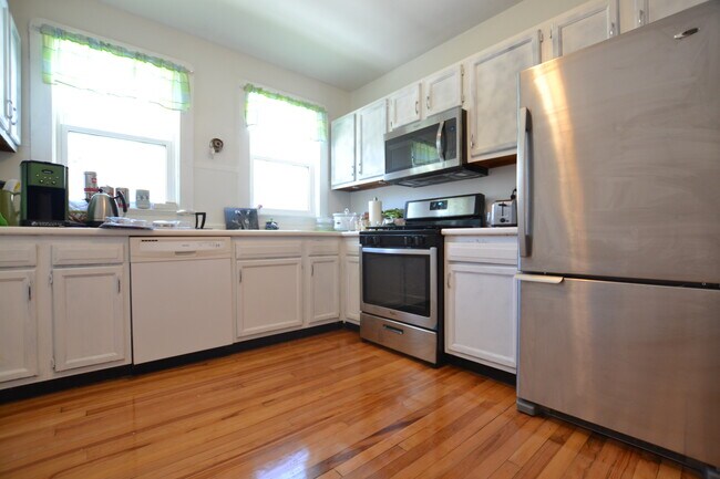 Foto del edificio - 77 Hunnewell Ave