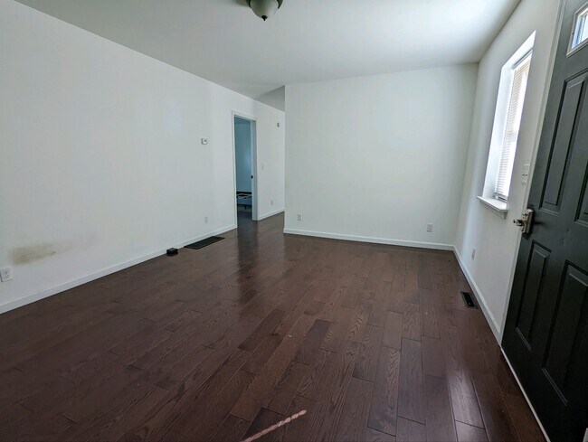 Building Photo - 1400 Pine St