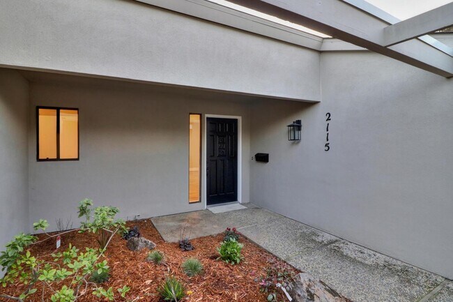 Building Photo - Luxurious Home near North Star