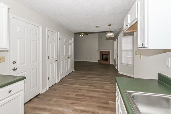Building Photo - 1053 Scofield Dr