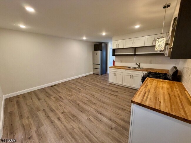 Foto del edificio - 114 Maple Ave