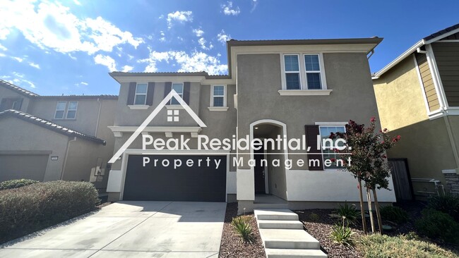 Foto del edificio - Newer North Natomas 5bd/2.5ba Home with 2 ...