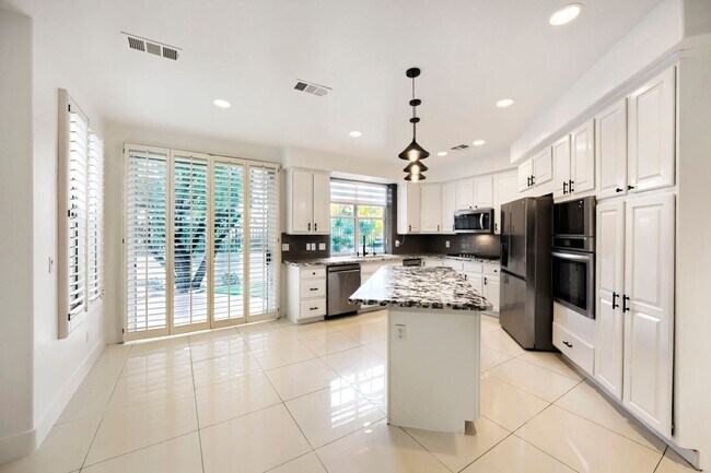 Foto del edificio - 5 Bedroom Luxury Home In Peccole Ranch!