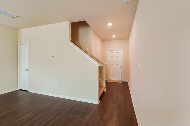 Foto del edificio - 484 Clover Cir