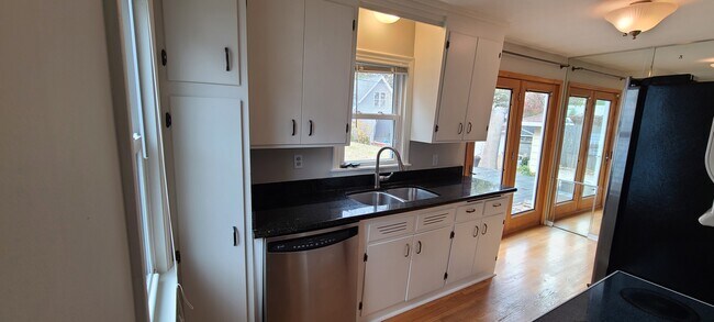 Kitchen - 6008 Oaklawn Ave