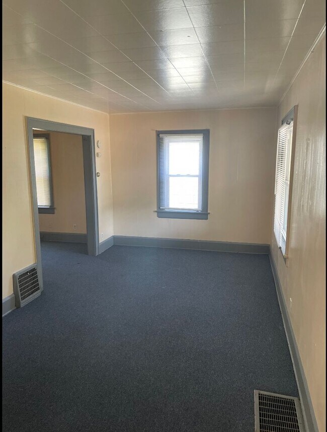 Foto del edificio - 3-Bedroom, 1-Bathroom Single Family Home for Rent in Akron, Ohio