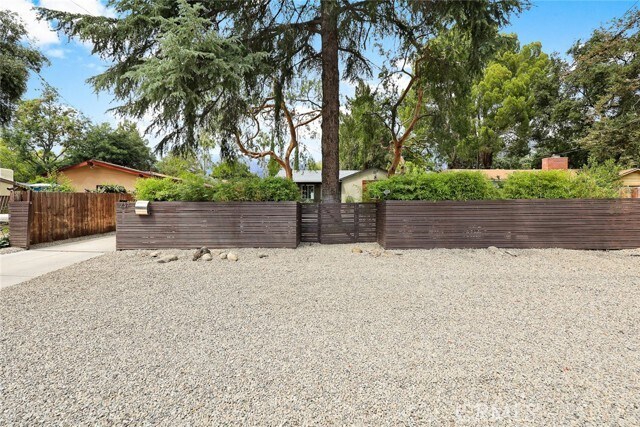 Foto del edificio - 237 E Altadena Dr
