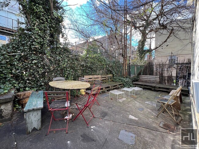 Building Photo - Lofty 2 bedroom/1 Bathroom apt w/Outdoor S...