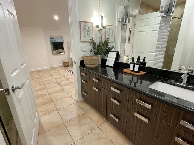 Building Photo - PRIVATE , FURNISHED Beverly Hills Studio Back House ! All utilities included