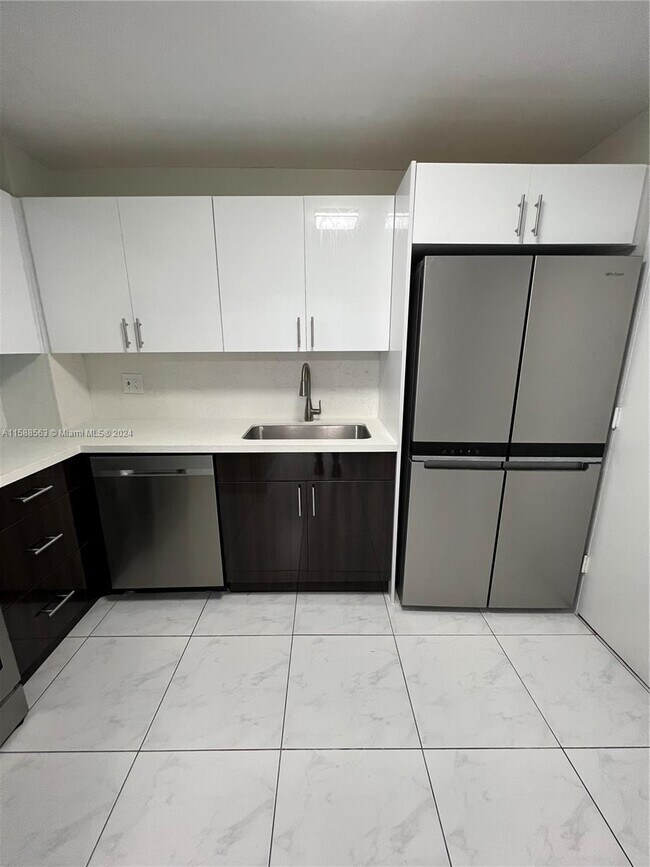 Building Photo - 401 Golden Isles Dr