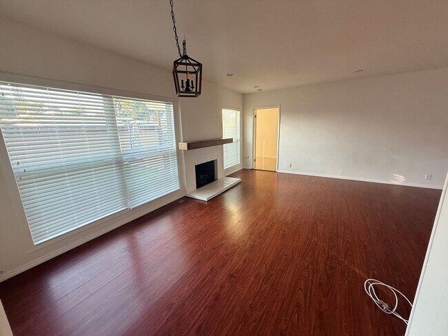 Foto del edificio - Three bedroom home in Long Beach available to rent now!