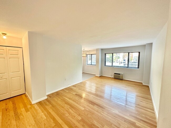 Foto del edificio - Spacious One Bedroom Condo In the Heart of Dupont - 17th/New Hampshire.