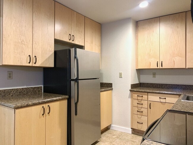 Building Photo - Remodeled and Roomy 2 bed