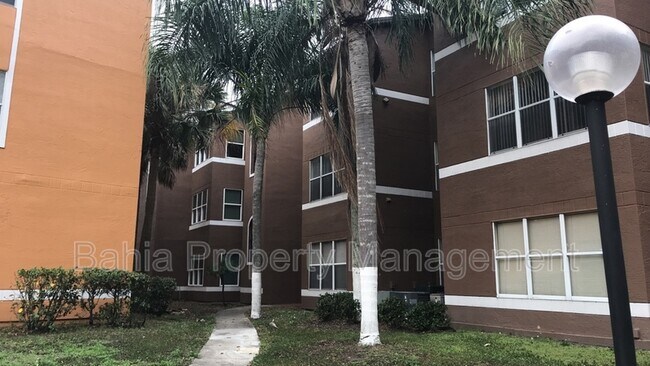 Foto del edificio - 4540 Commander Dr