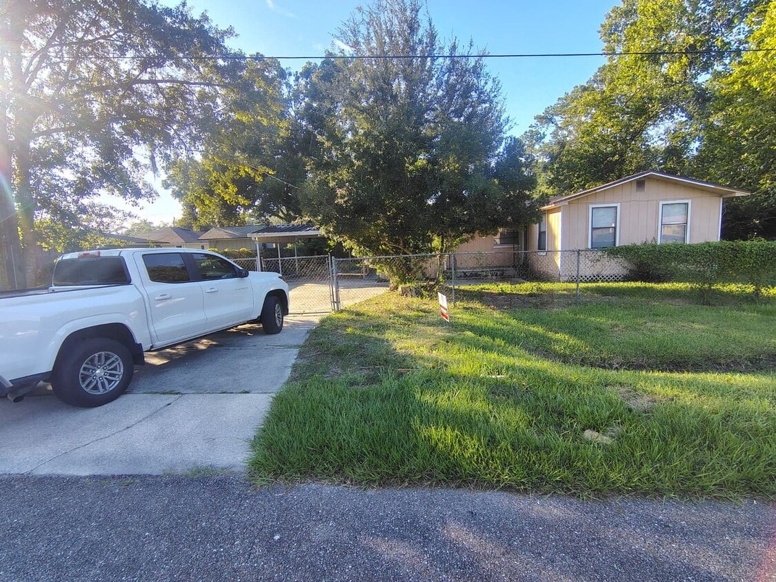 Fully Renovated 4/2 -Single Family Availa... - Fully Renovated 4/2 -Single Family  Availa...