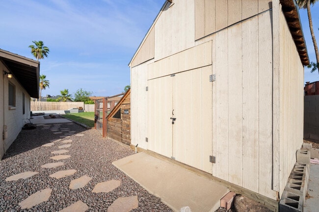 Building Photo - 4515 W Shaw Butte Dr