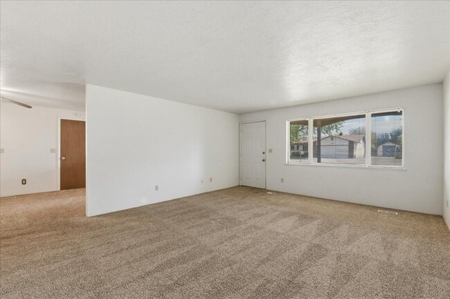 Building Photo - 117 N Homedale Ave