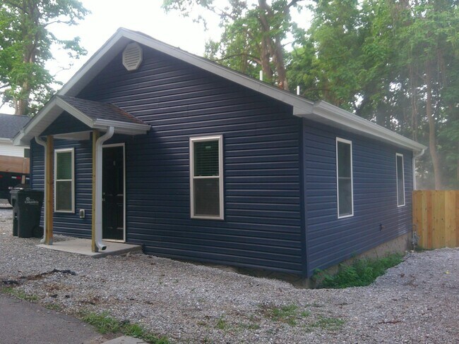 Building Photo - Amazing 2 Bed 1 Bath House