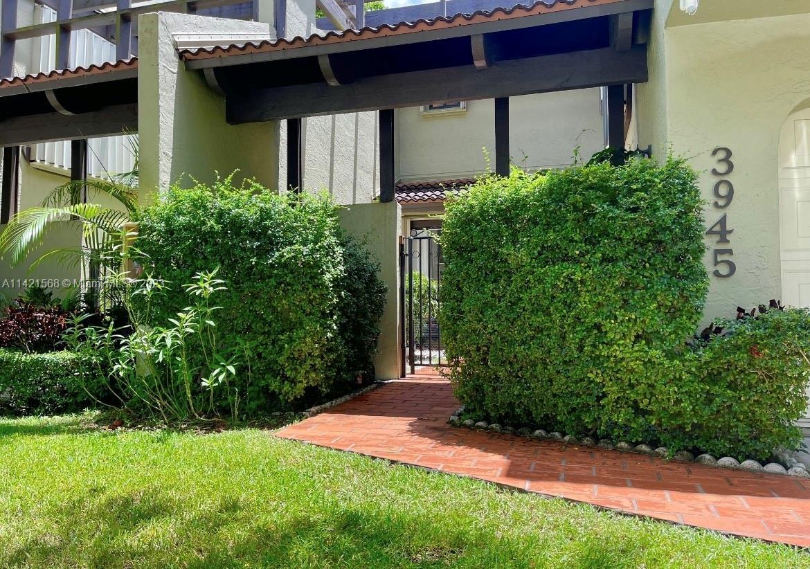 Foto principal - 3945 Adra Ave