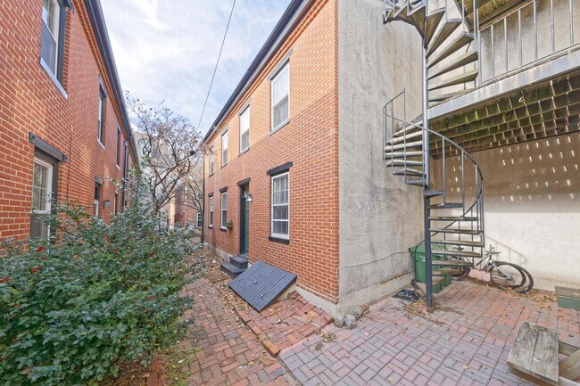 Courtyard - 806 S Bond St