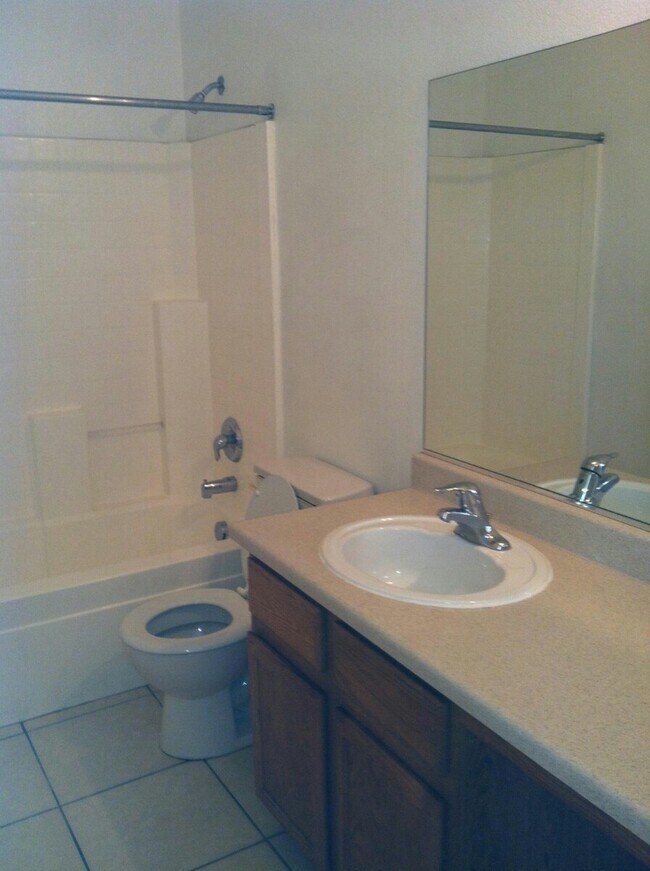 Building Photo - Single Story 4 Bed/2 Bath Single Story Hom...