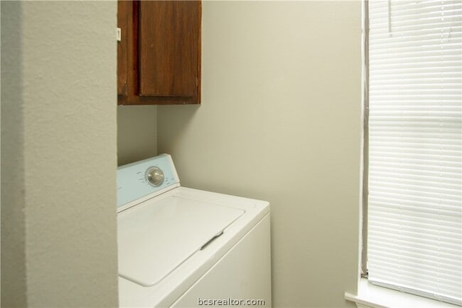 Building Photo - 1801 Woodsman Dr