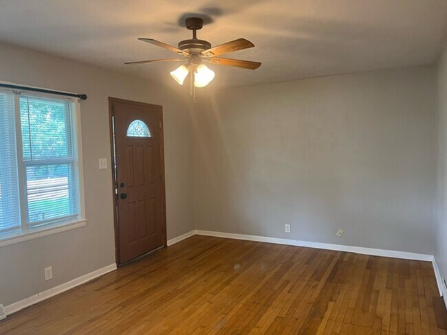 Building Photo - Super Cute 2 Bed 1 Bath House!
