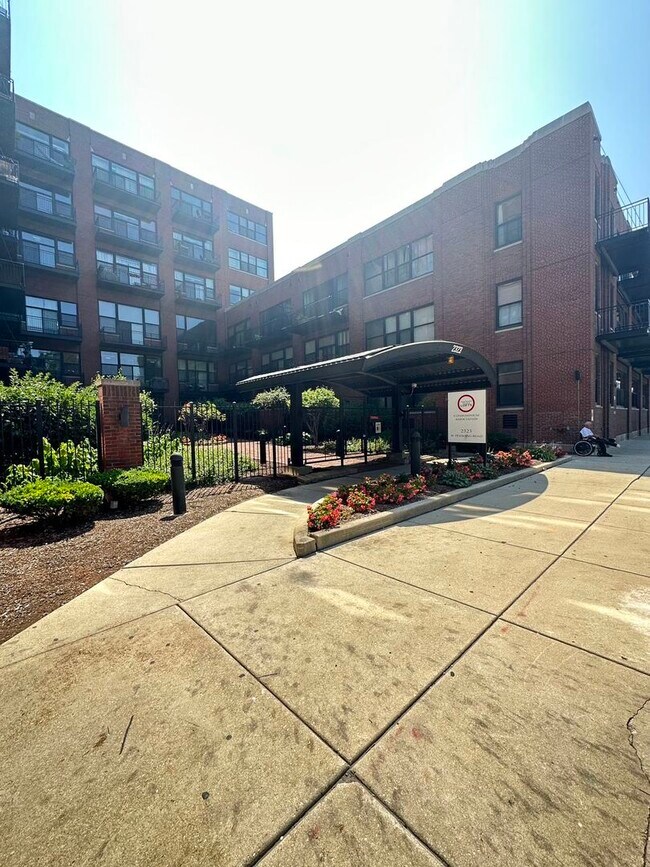 Building Photo - 2323 W Pershing Rd