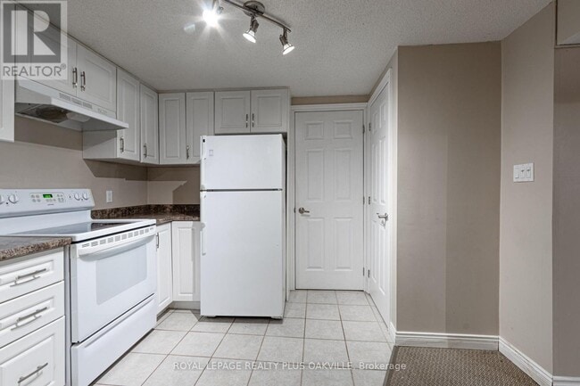 Building Photo - 415 Norrie Crescent