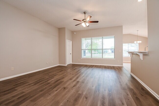 Foto del edificio - 245 N Lake Cunningham Ave