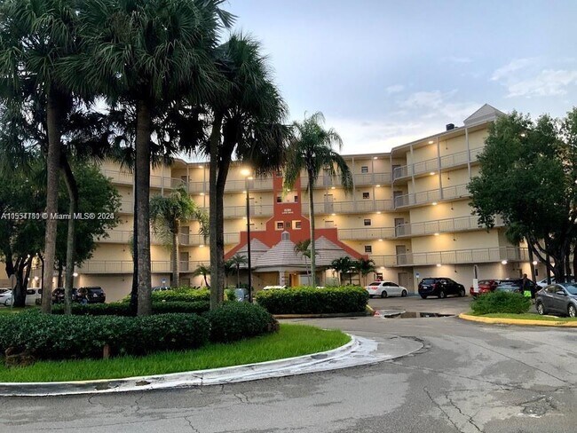 Foto del edificio - 8290 Lake Dr