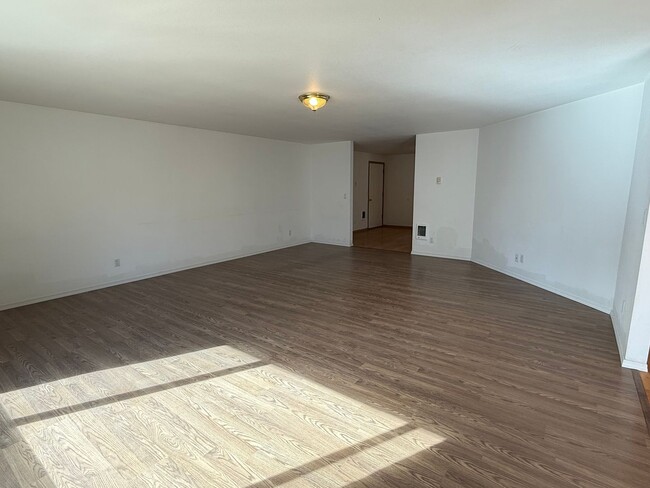 Building Photo - Wonderful open floor plan