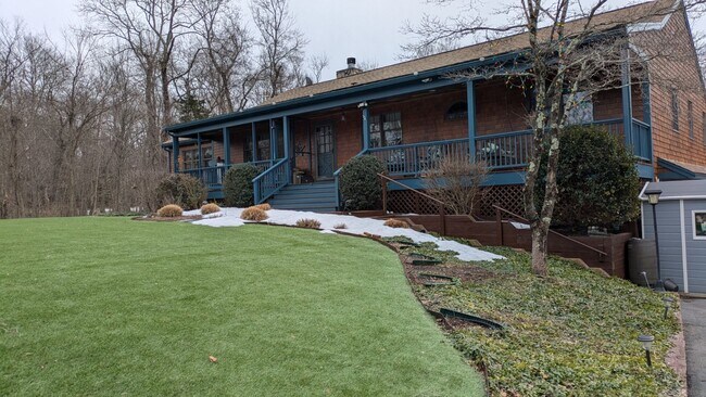 Foto del edificio - 421 Oakhill Ave